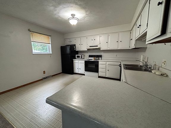 3rd image of 198 Eastland Ave