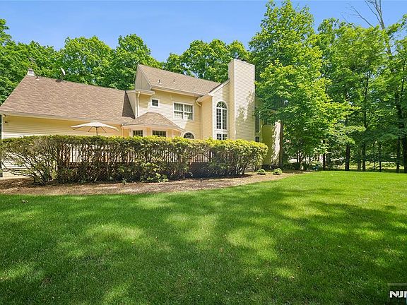 4th image of 519 E Saddle River Rd