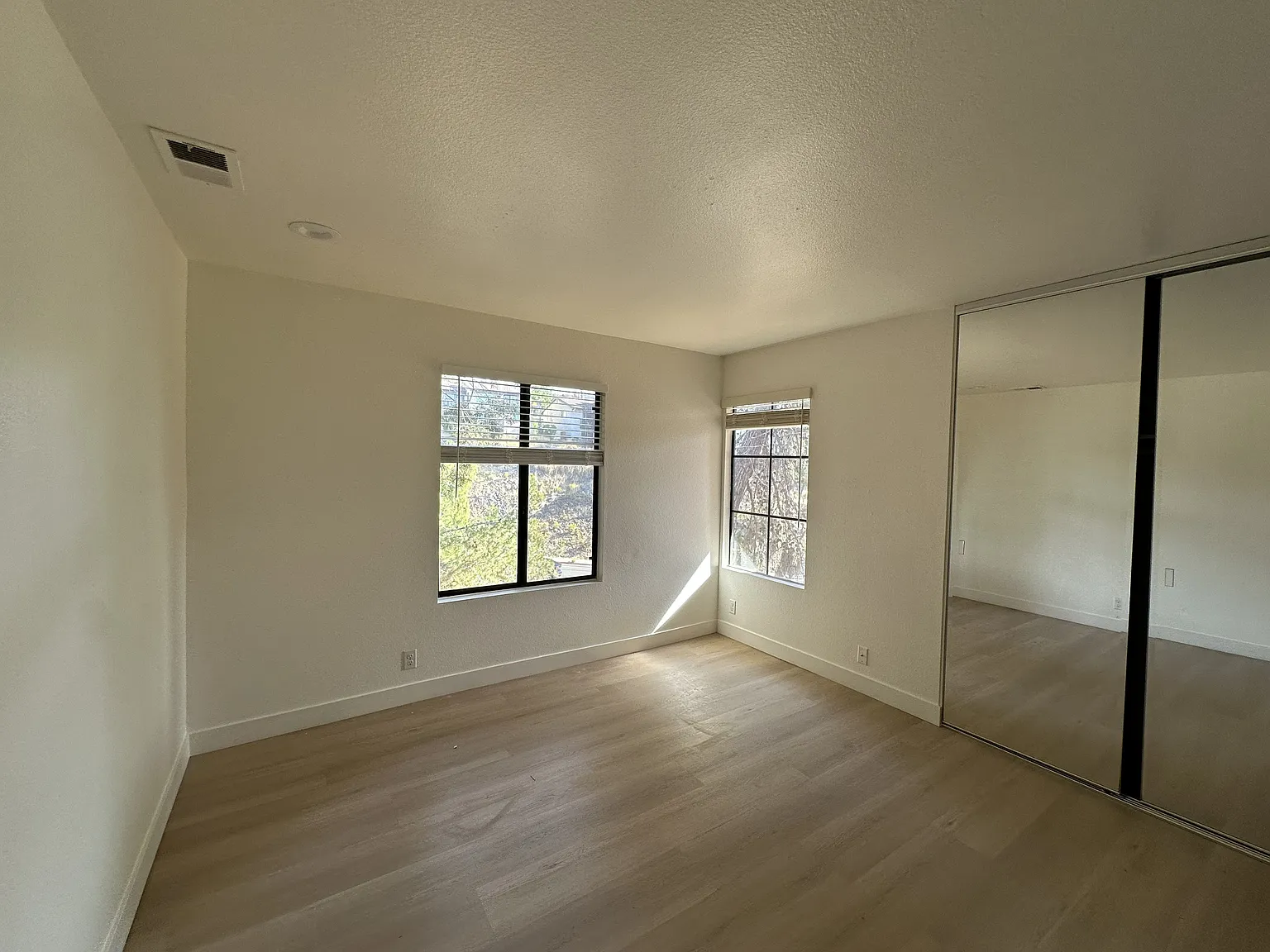 4 bed, 2350 sqft, $4,950 — Photo 4