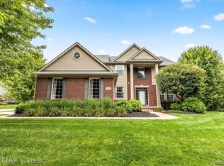 2740 Ravinewood Dr, Commerce Township, MI 48382