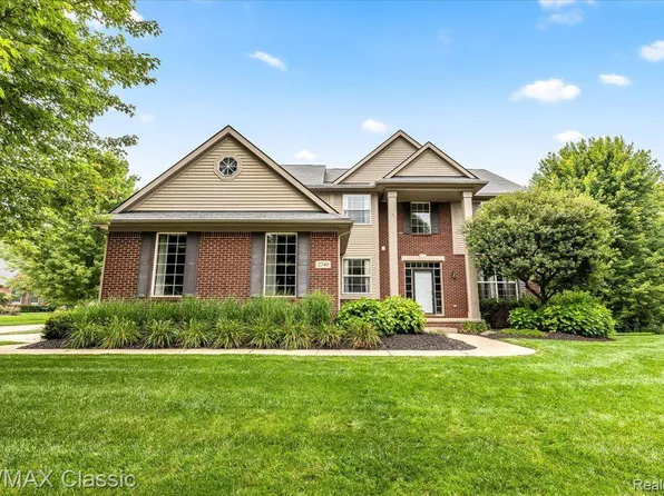 2740 Ravinewood Dr, Commerce Township, MI 48382