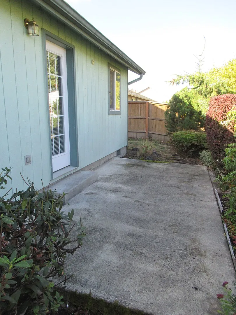 Three Bedroom Home in Independence — Photo 2