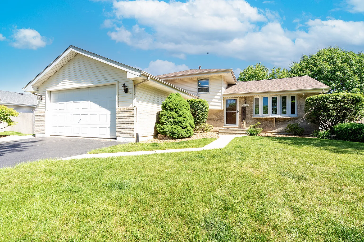 2807 Douglas St photo 1