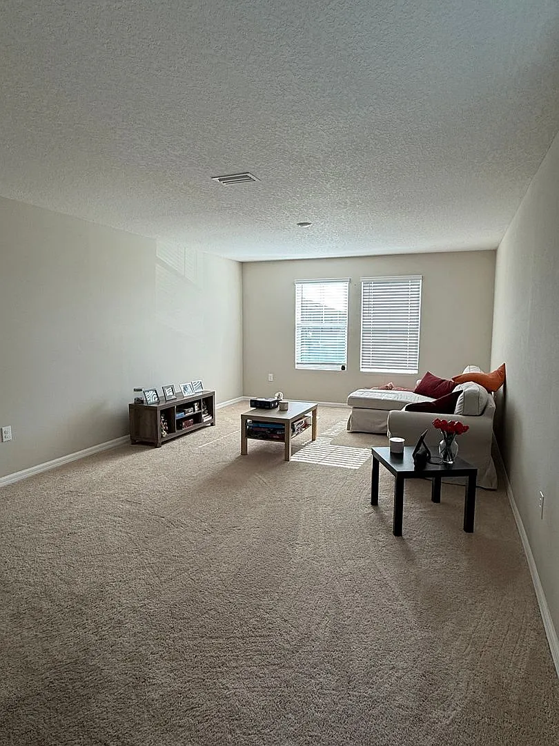 For Rent Spacious 5-Bedroom Home in Lithia — Photo 4