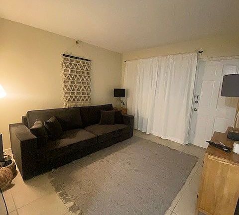 Guest Bedroom/ Office Space 