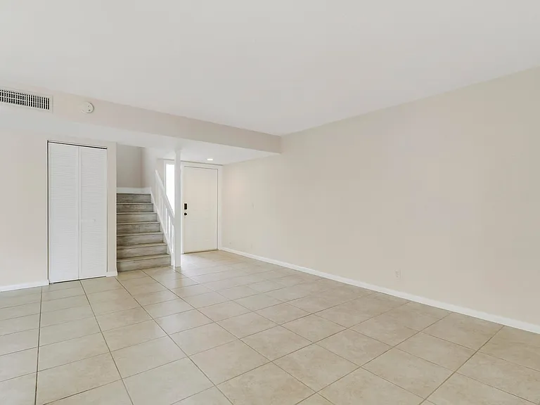 202 Lakewood Dr — Photo 3