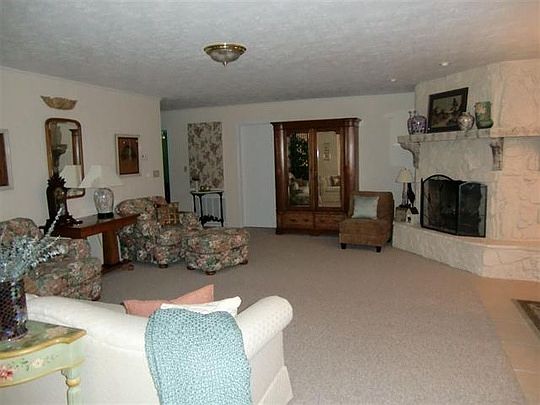 3rd image of 141 Sherwood Trl