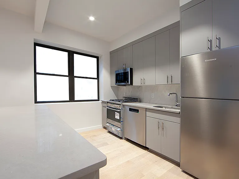 241 E 18th St #2 — Photo 2