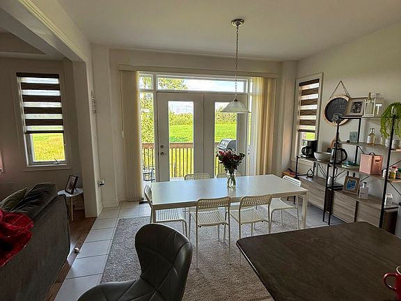 2nd image of 128 Bloomfield Cres E