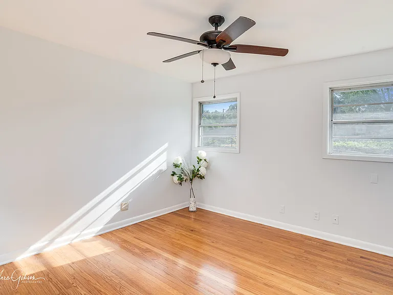 858 Robards St — Photo 16