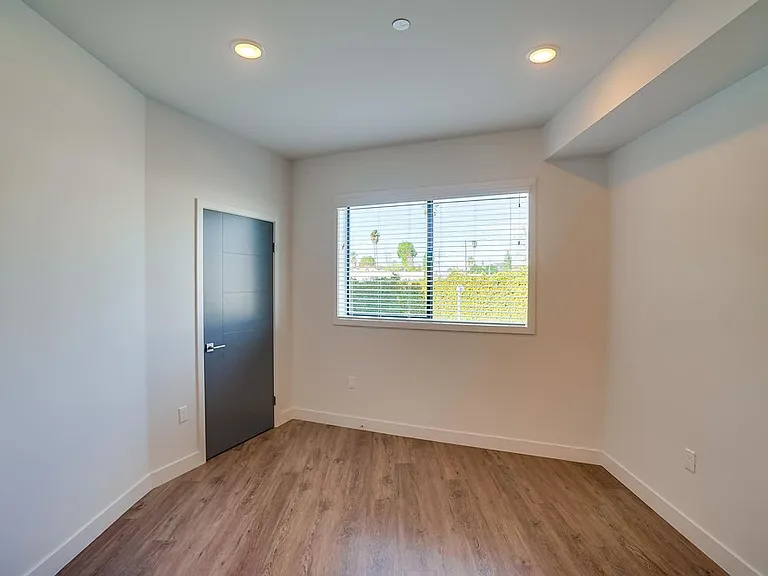 6015 Woodman Ave #206 — Photo 22