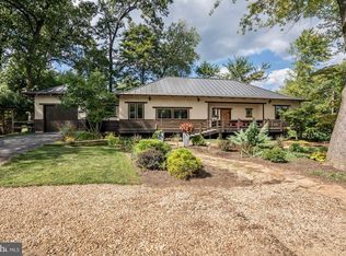 10118 Pine St, Oakton, VA 22124