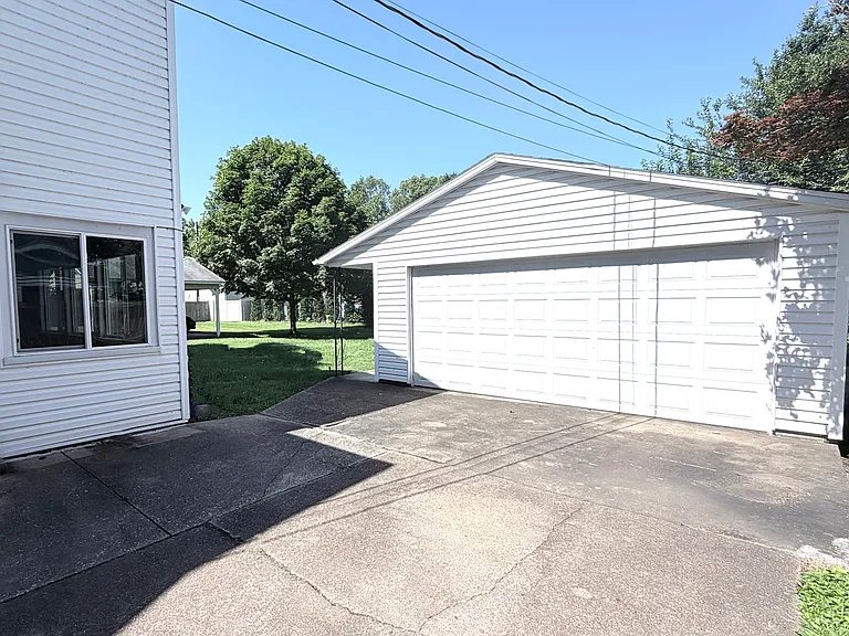 555 S Ruston Ave — Photo 2