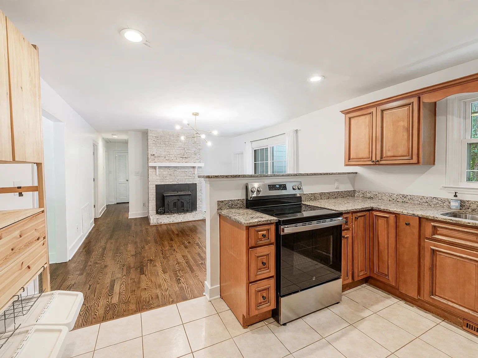 3 bed, 1.5 bath, 1919 sqft, $2,400 — Photo 3
