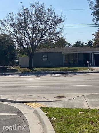 2nd image of 4741R NE 3rd Ave