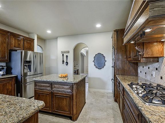 5th image of 750 Livingston Dr