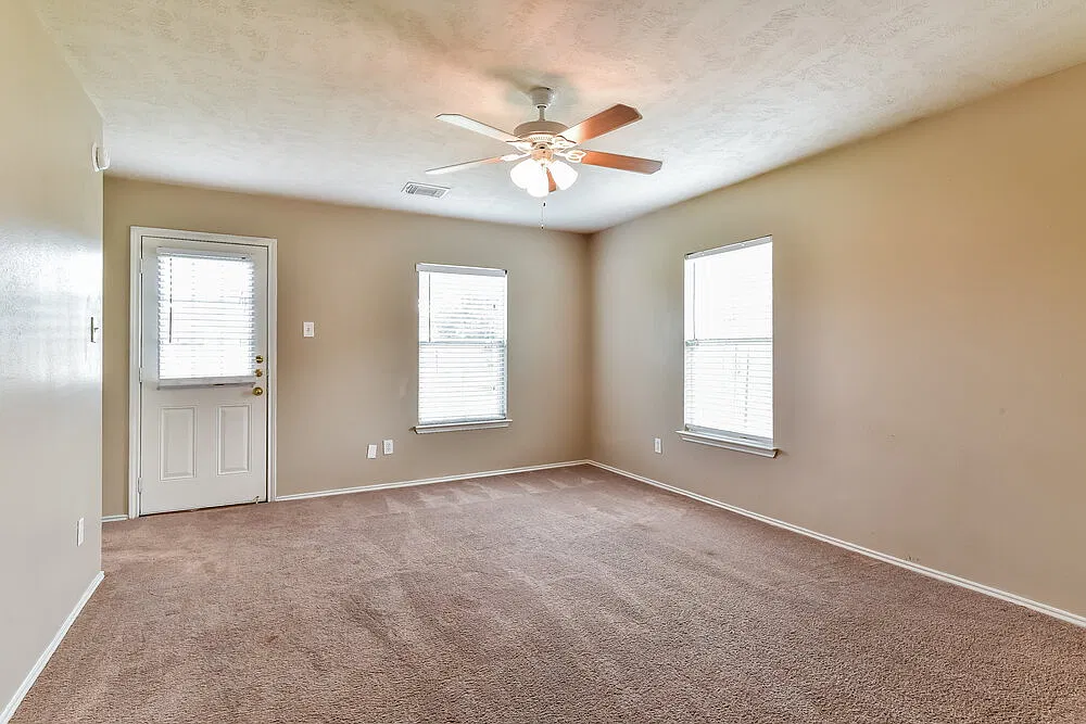 3 bed, 2.0 bath, 1325 sqft, $2,085 — Photo 2
