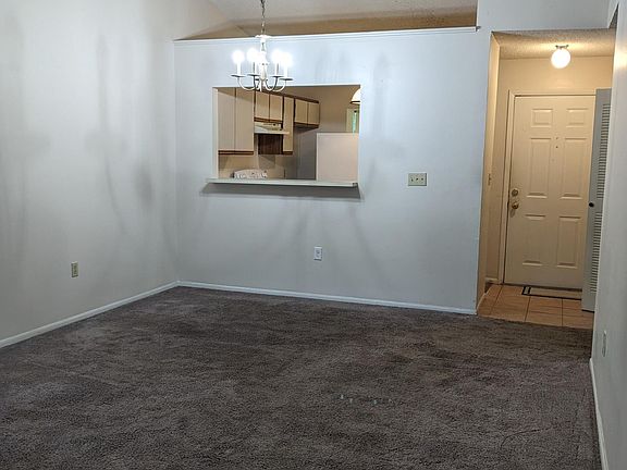 3rd image of 2811 King Oak Cir