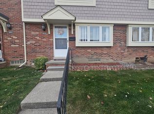 19910 S Great Oaks Cir, Clinton Township, MI 48036