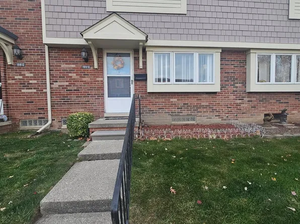 19910 S Great Oaks Cir, Clinton Township, MI 48036
