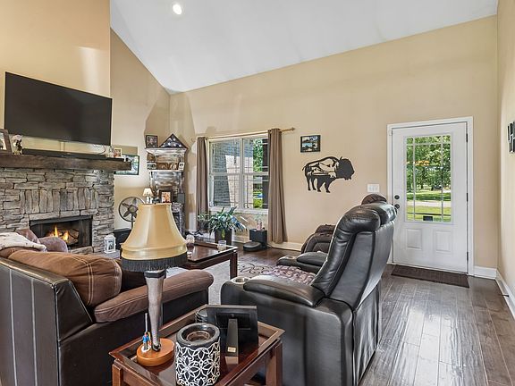 5th image of 322 Carver Ln