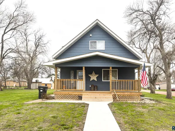 551 W Wood St, Canistota, SD 57012