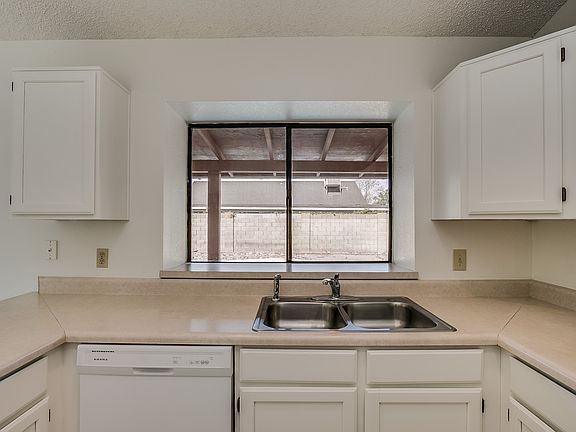 4th image of 8826 W Wilshire Dr
