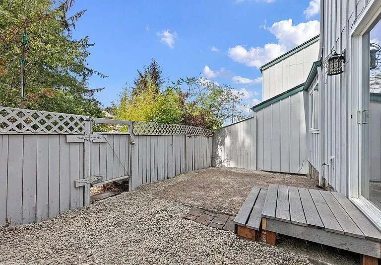 2105 Hawkins Ln — Photo 19