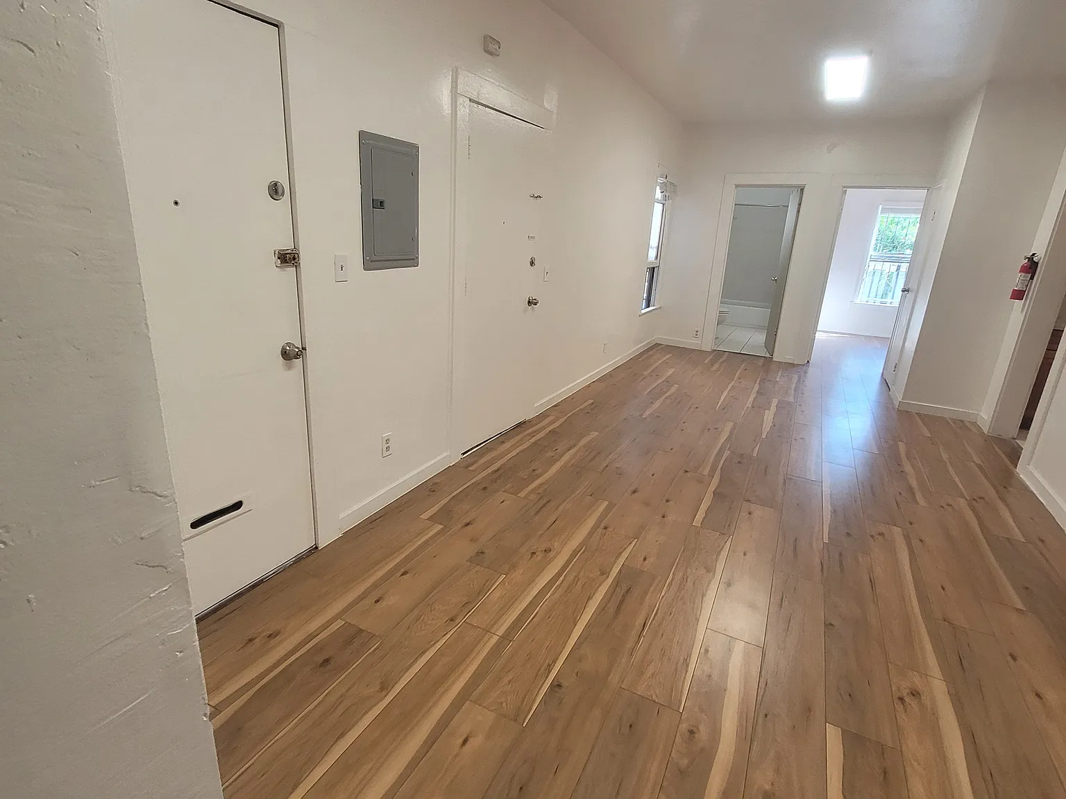 4 bed, 1.5 bath, 1400 sqft, $3,200 — Photo 3