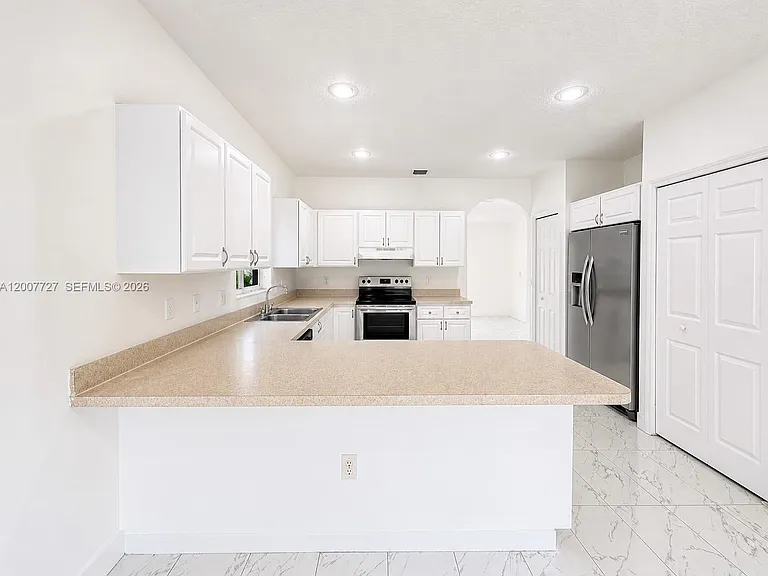 841 SW 6th St — Photo 3
