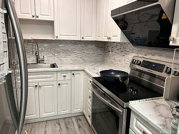 4th image of 1910 Chesterfield Ave #9