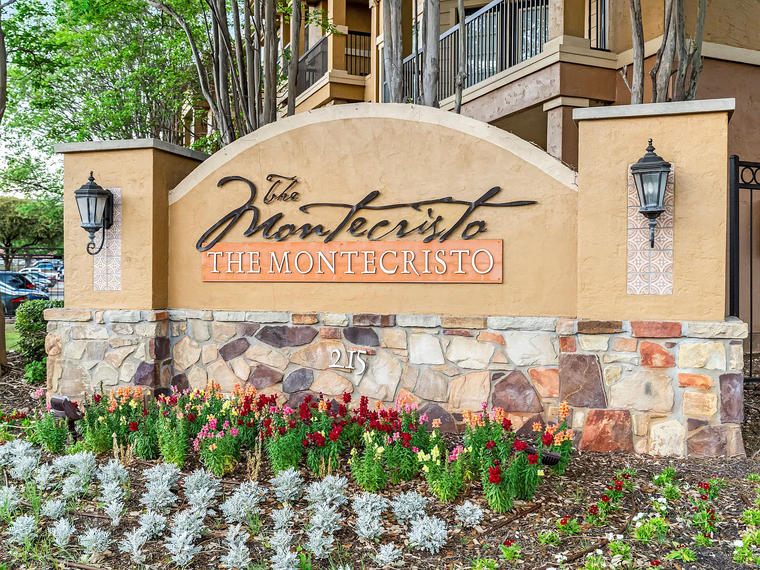 Montecristo Apartments — Photo 1