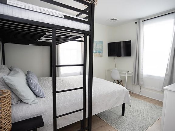 4th image of 215 E Burk Ave APT 5