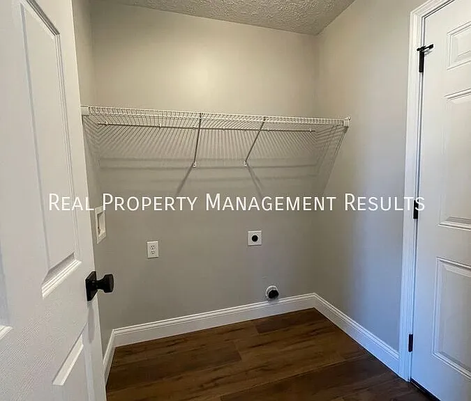 4800 Penrose Dr — Photo 14