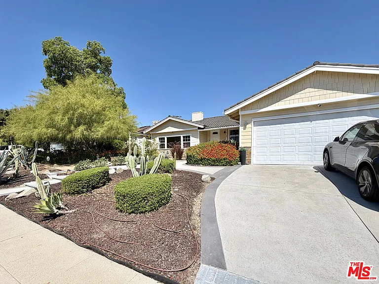 6127 Lockhurst Dr — Photo 2