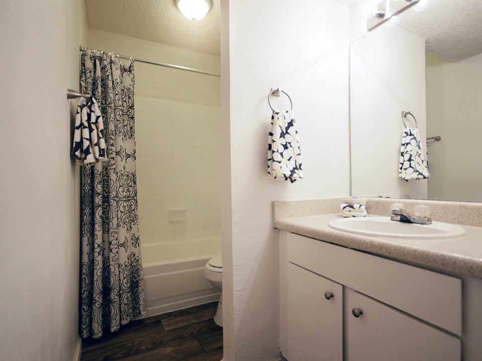 2nd image of 2520 Elmont Dr APT 215