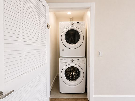 5th image of 511 3rd St Unit 302