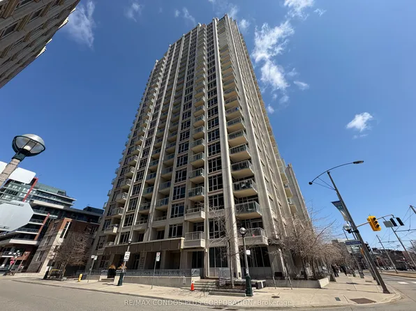 21 Grand Magazine St #818, Toronto, ON M5V 1B5