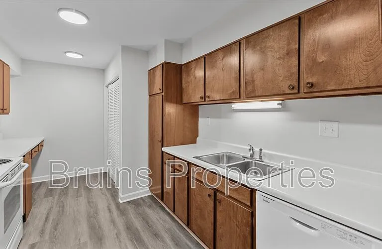 1522 Benjamin Pkwy #C — Photo 8