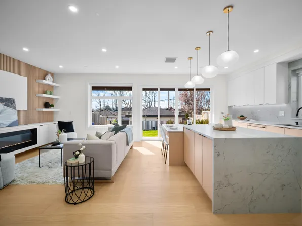 3576 E Pender St #2, Vancouver, BC V5K 2E3
