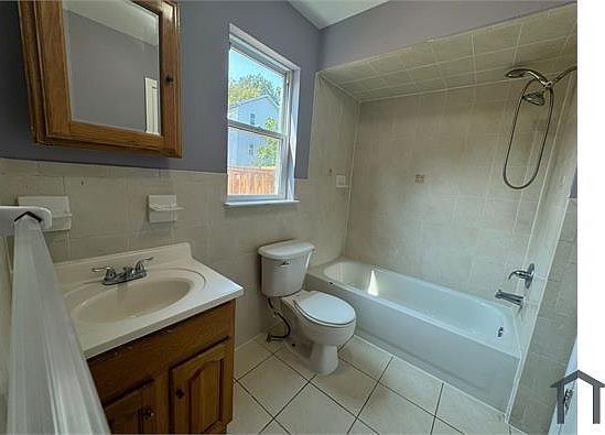 4th image of 327 W Runyon St Floor 1