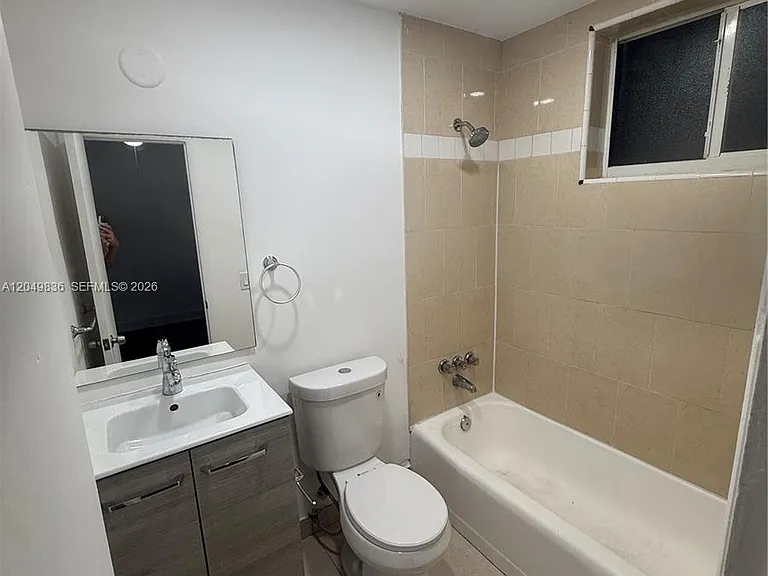 469 SW 3rd St #9 — Photo 9