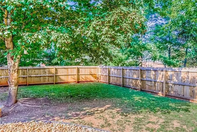 1910 Chartwell Ct — Photo 8