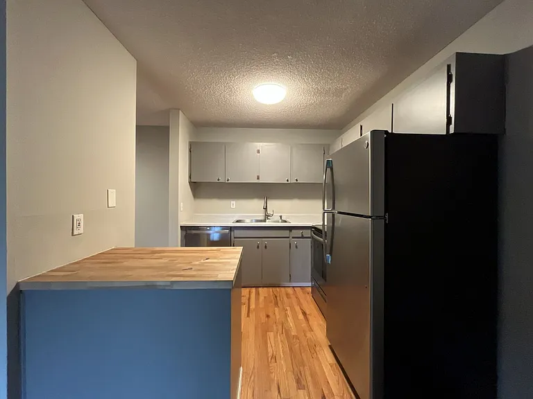 15827 NE Glisan St #5 — Photo 8