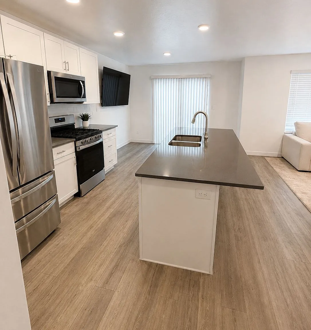 3 bed, 2.5 bath, 2187 sqft, $2,300 — Photo 3