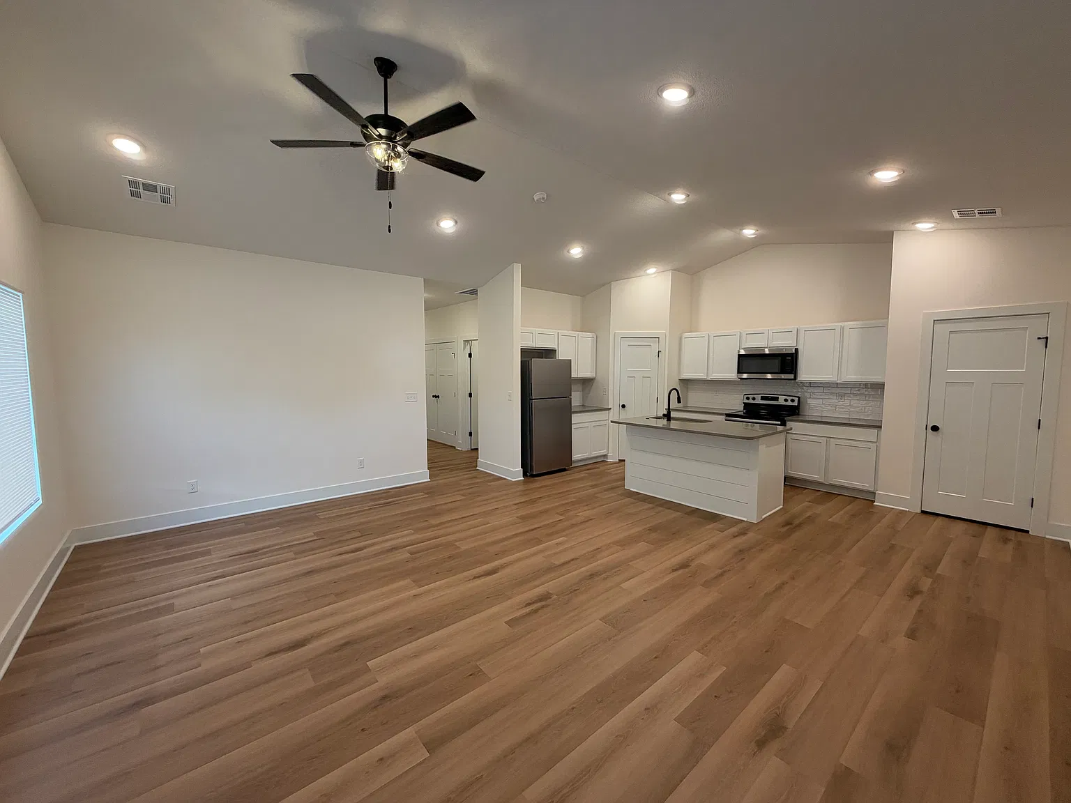 3 bed, 1250 sqft, $1,525 — Photo 2