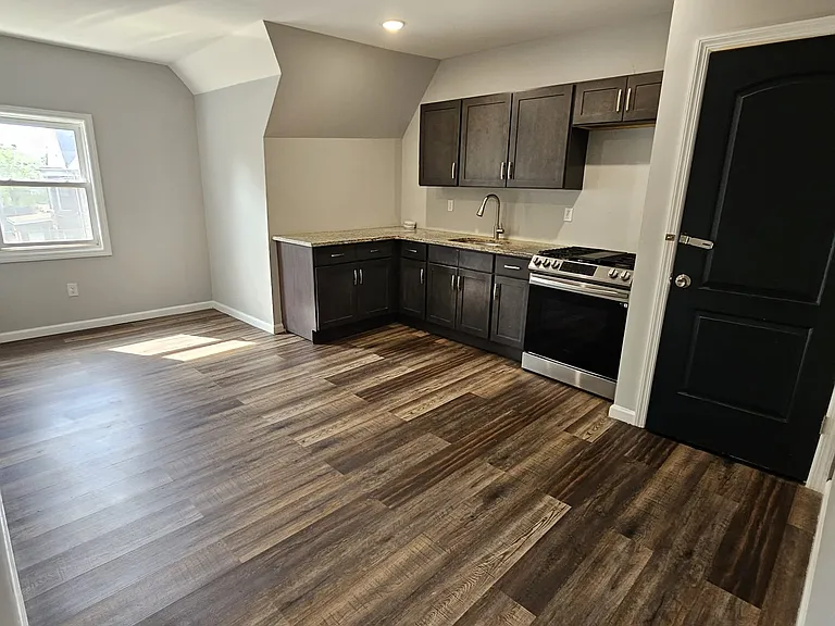 228 S 7th St #3 — Photo 8