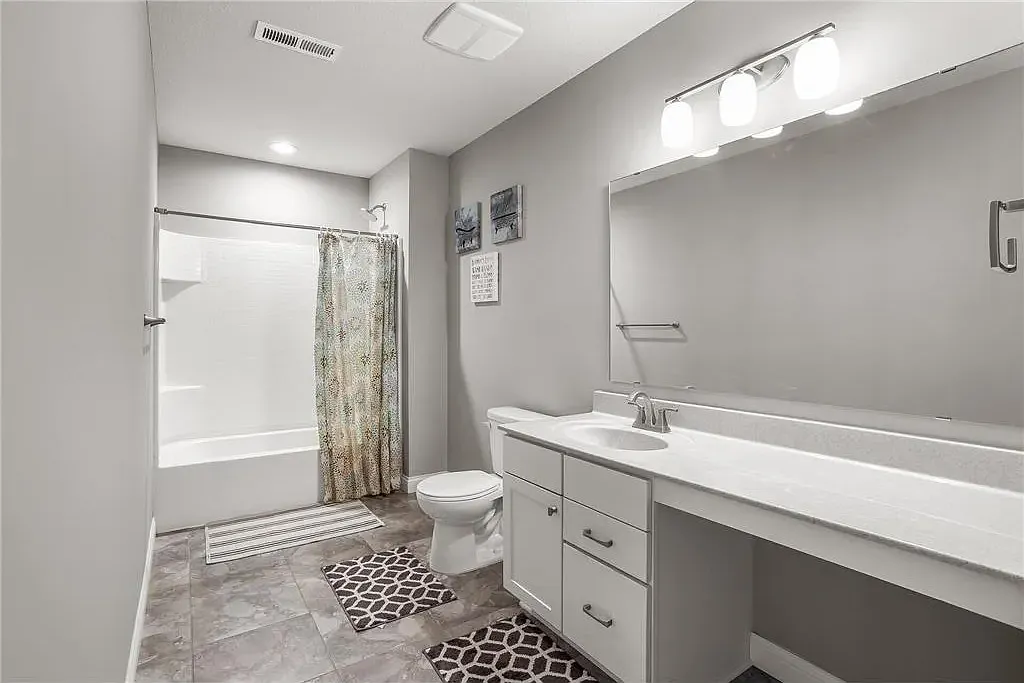 5 bed, 4500 sqft, $4,200 — Photo 3