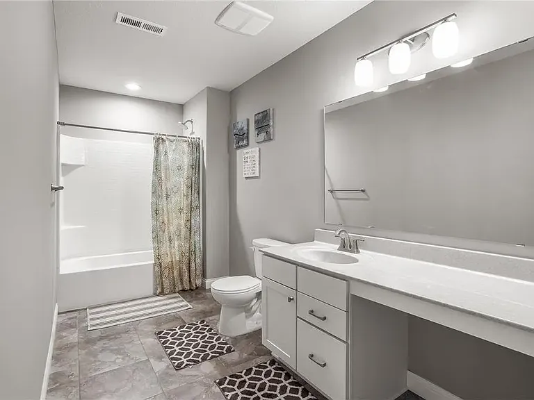Upper Level Full Bath 1