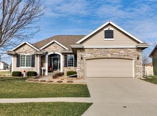 1918 Country Cove Ln, Altoona, IA 50009